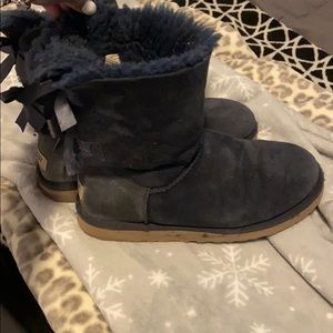 Navy bailey bow Ugg’s Size 7